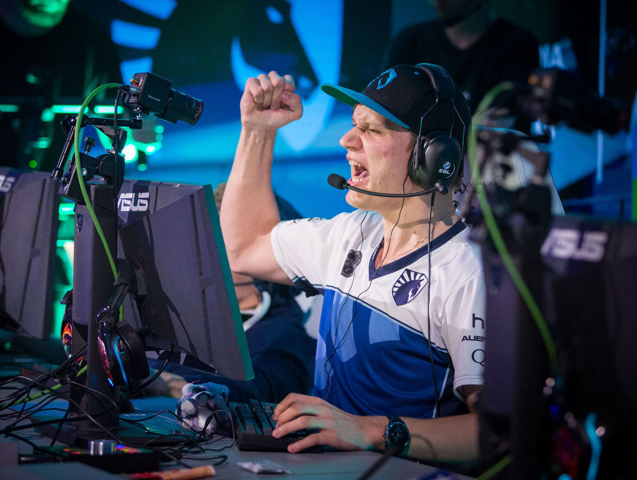 Na Vi To Attend Esl One New York Thescore Esports